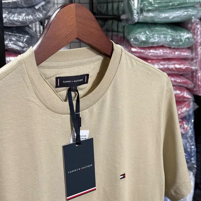 Camiseta Basica Tommy Hilfiger cor Bege — imagem 1 de 2