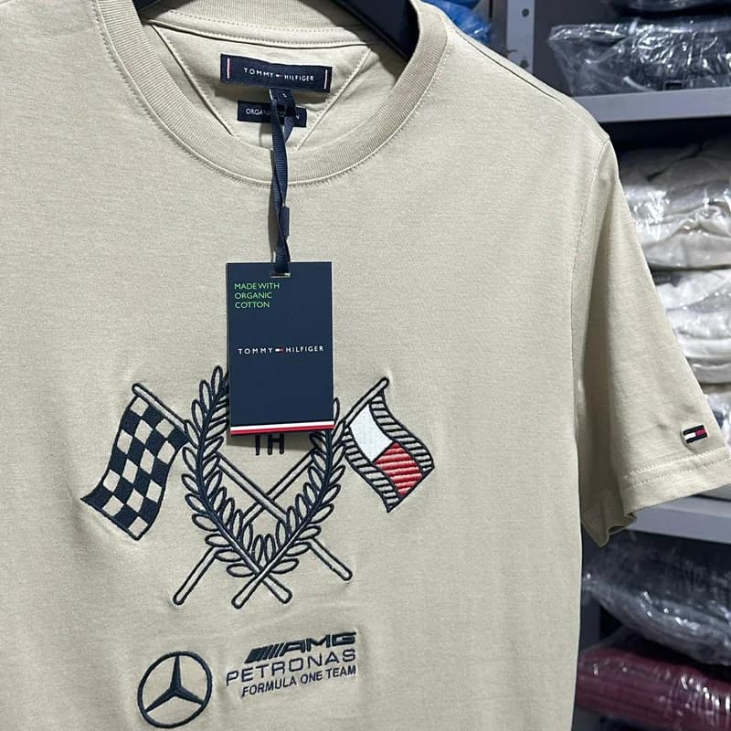 Camiseta Estampada Tommy Hilfiger cor Bege — imagem 1 de 2