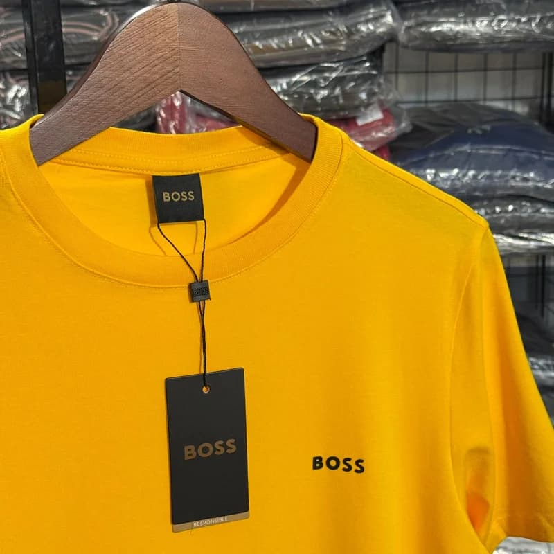 Camiseta Basica Hugo Boss cor Amarela — imagem 1 de 3