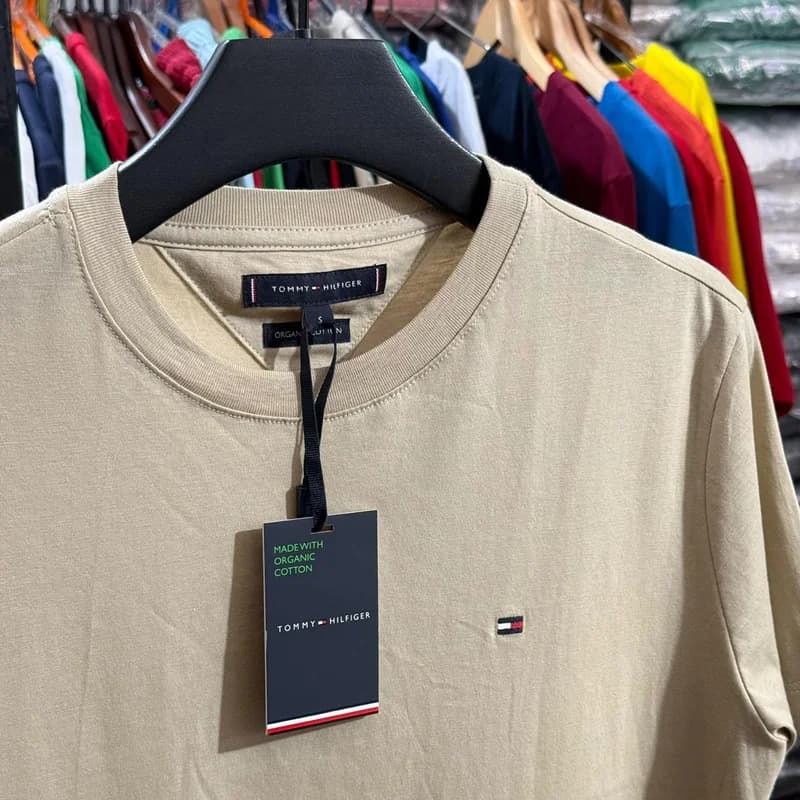 Camiseta Estampada Tommy Hilfiger cor Bege — imagem 1 de 2