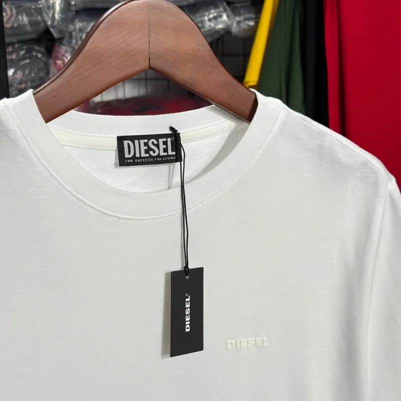 Camiseta Basica Diesel monocromatica cor Branca — imagem 1 de 3