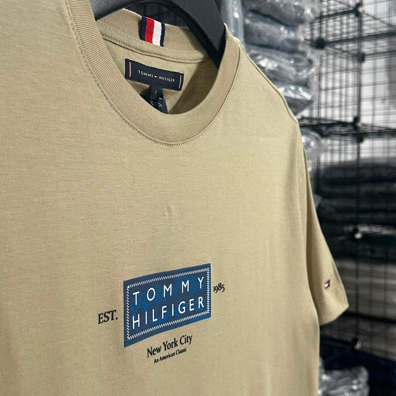 Camiseta Estampada Tommy Hilfiger cor Bege — imagem 1 de 1
