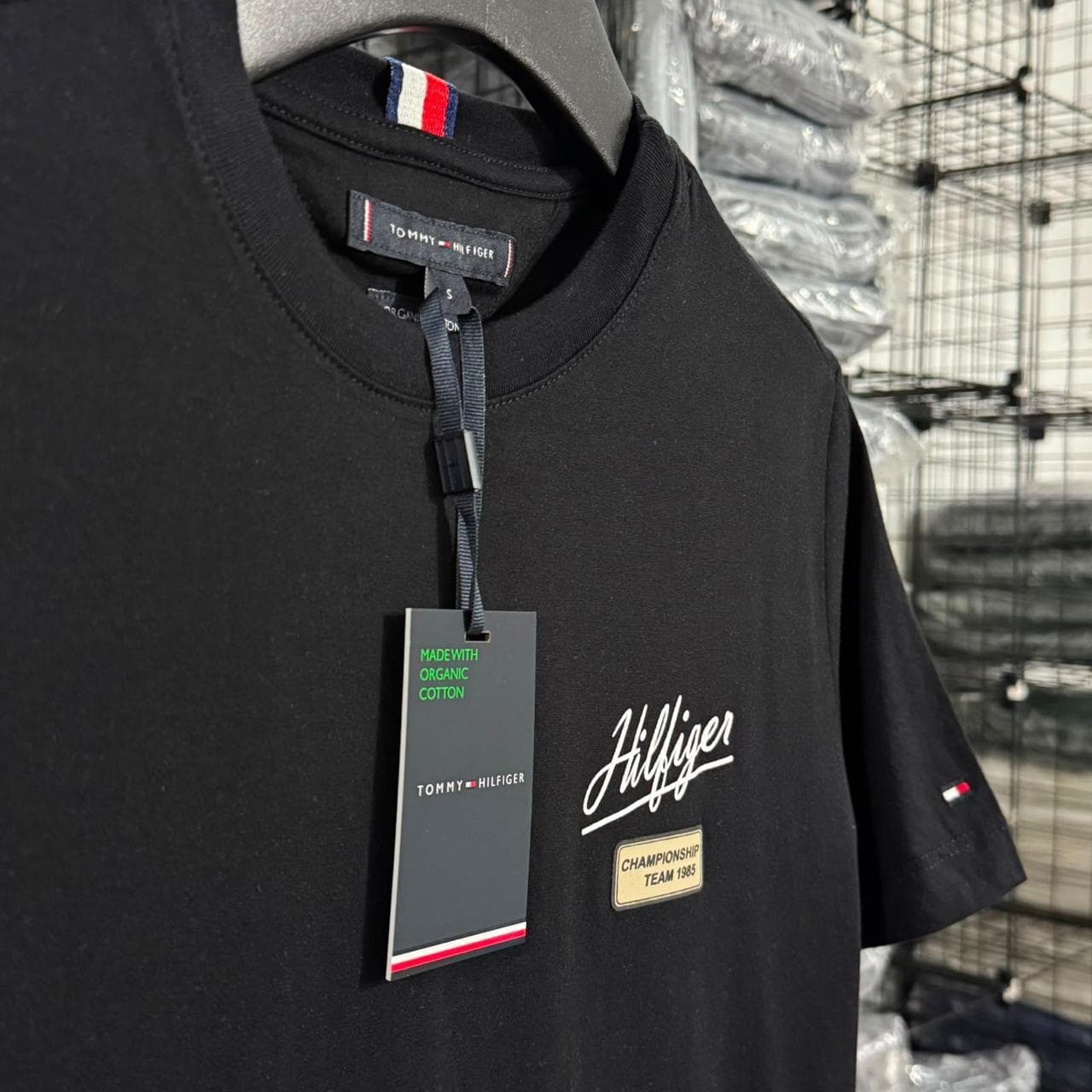 Camiseta Estampada Tommy Hilfiger cor Preto — imagem 1 de 2