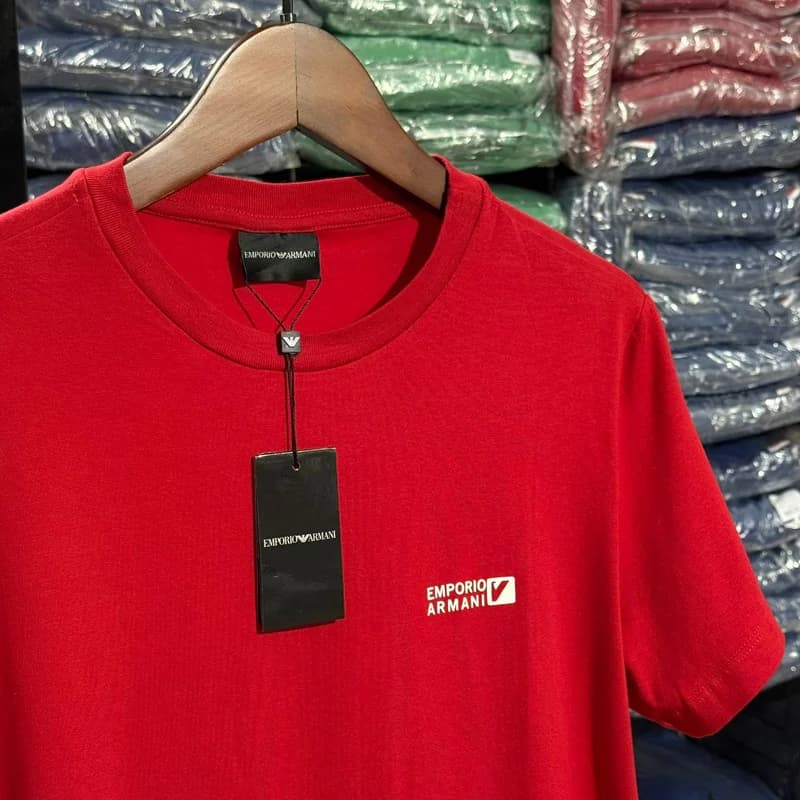 Camiseta Basica Emporio Armani cor Vermelha — imagem 1 de 3